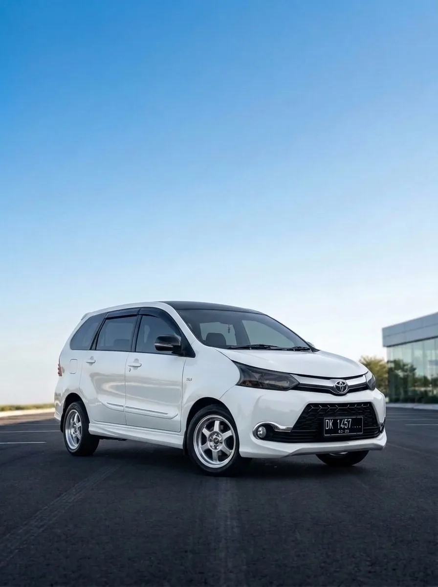 Toyota Avanza Veloz putih milik Tanco Rent di area parkir saat langit cerah