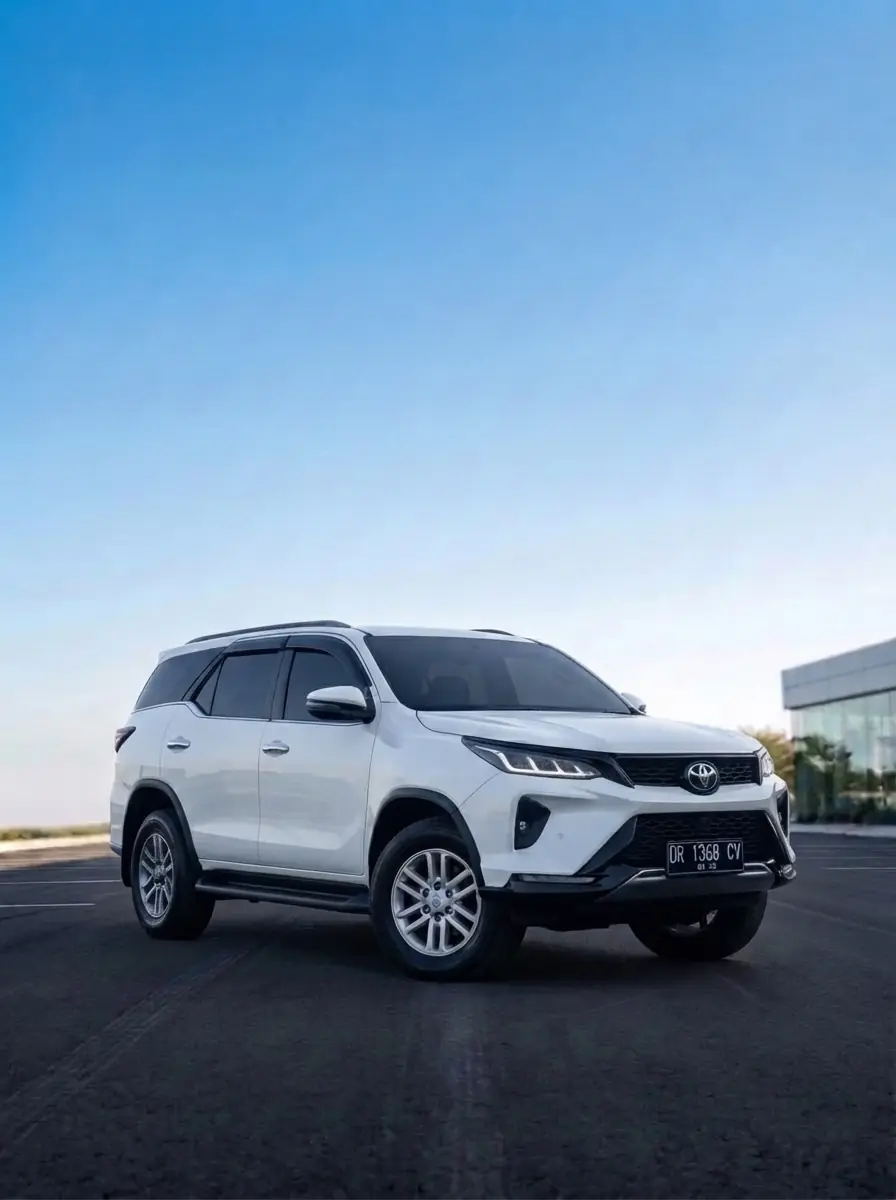 Toyota Fortuner putih